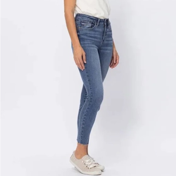 Judy Blue JB88259 Hi-Rise Relaxed Fit Skinny Jeans Raw Hem women’s size 28 - Picture 9 of 9